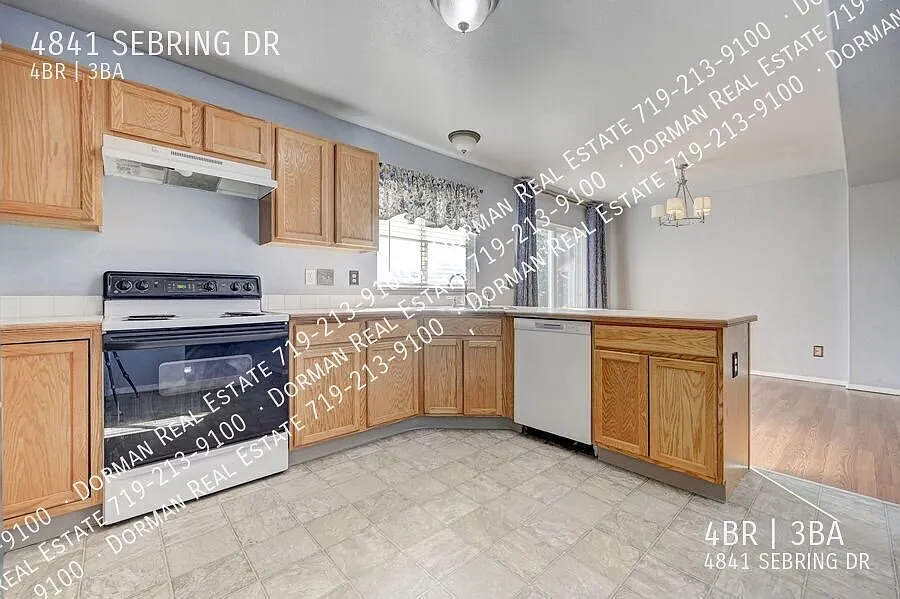 Single Family Home with 4 Bedrooms, 3.5 baths and spacious backyard and patio! — Photo 4