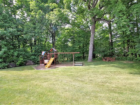 5th image of 26 Mill Neck Ln