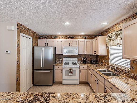 3rd image of 3161 Archer Ave