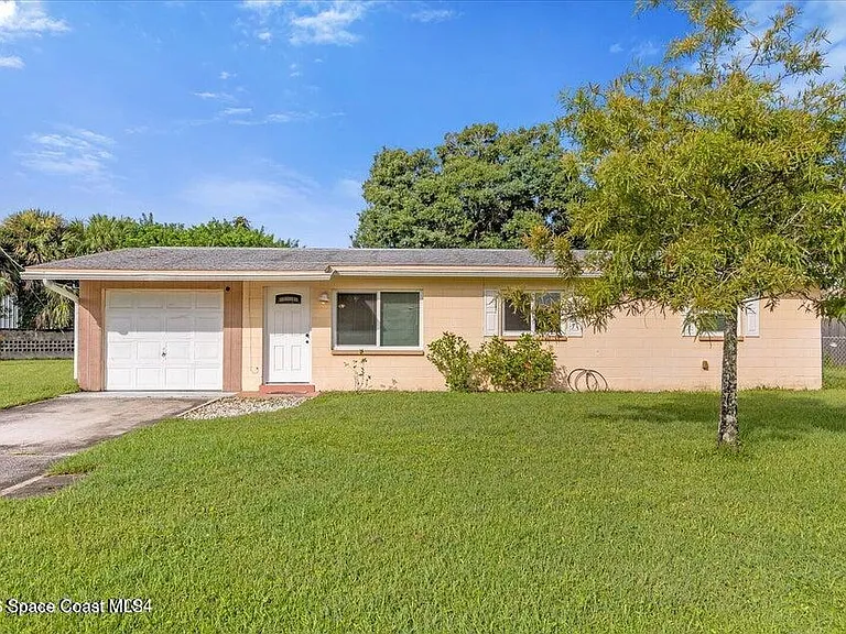 1812 Oakwood Dr — Photo 1