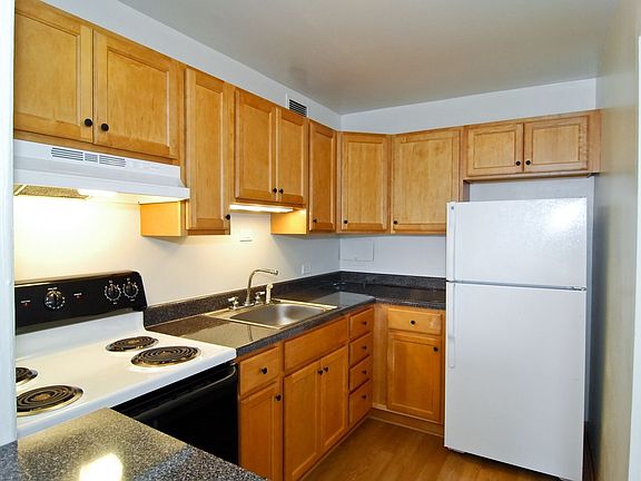 3rd image of 555 W Cornelia Ave APT 603