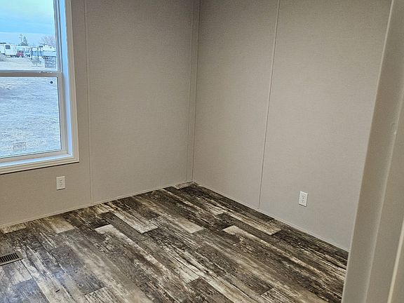 5th image of 600 S 4th St #32