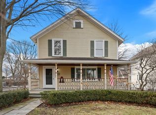 634 S Cook St, Barrington, IL 60010