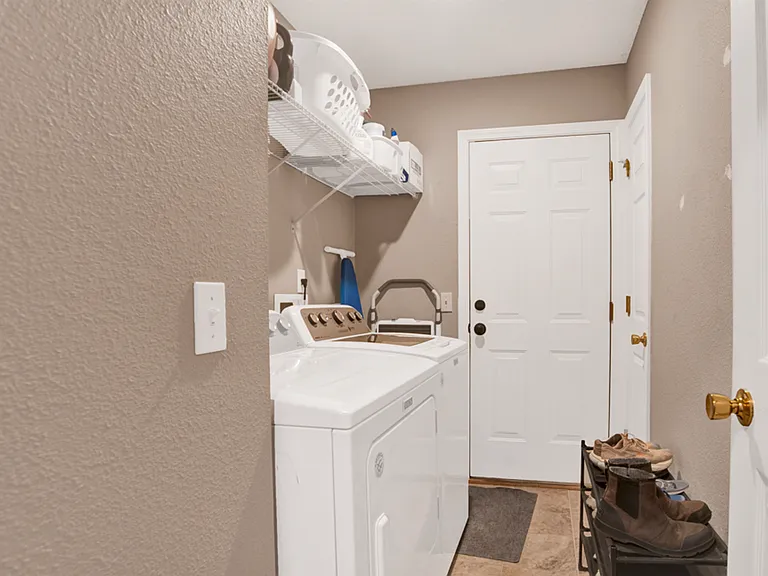 1059 Antigua Cir — Photo 18