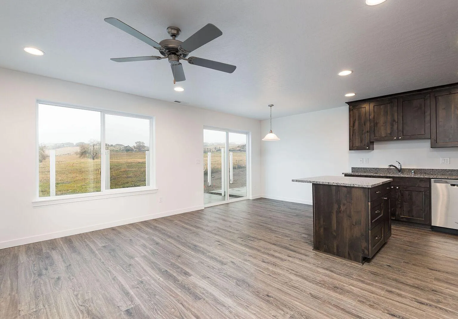 3 bed, 2.5 bath, 1400 sqft, $2,100 — Photo 2