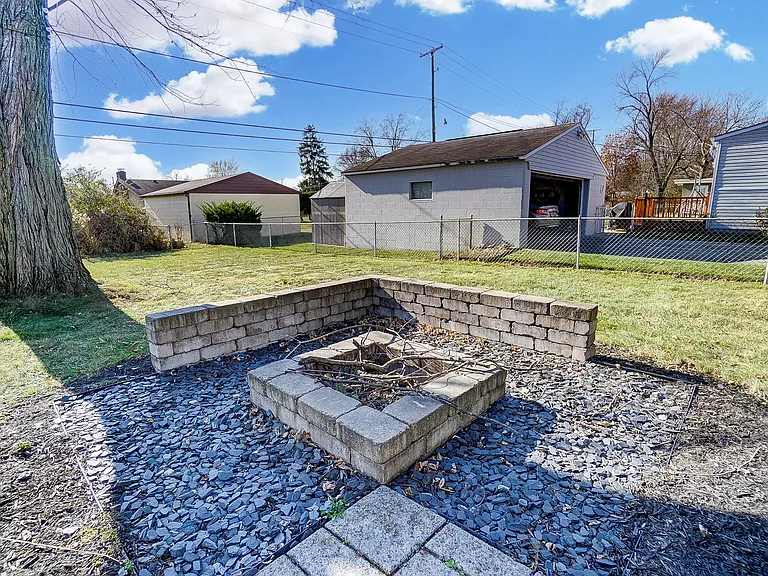 725 Latham Ct — Photo 34
