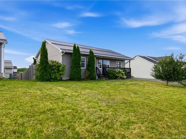 16 Knowlton Cres, Oromocto, NB E2V 4S8