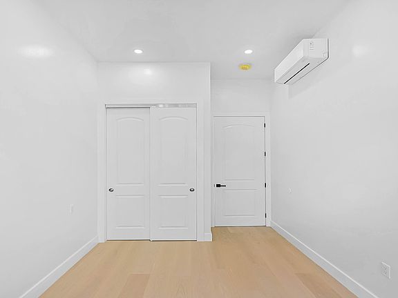 4th image of 153 Weirfield St #B