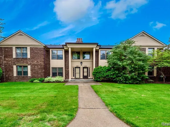 4426 Knightsbridge Ln, West Bloomfield, MI 48323