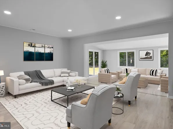 64 Goldenridge Dr, Levittown, PA 19057