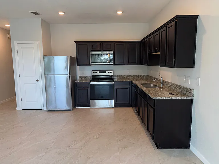386 Madison Dr #MAIN — Photo 3