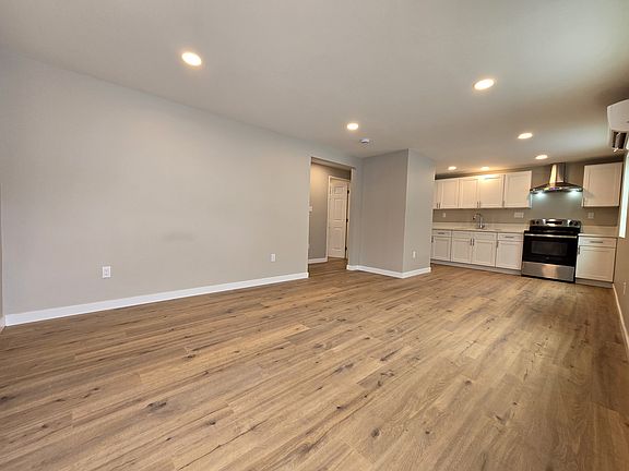 4th image of 14005 1/4 Hubbard St