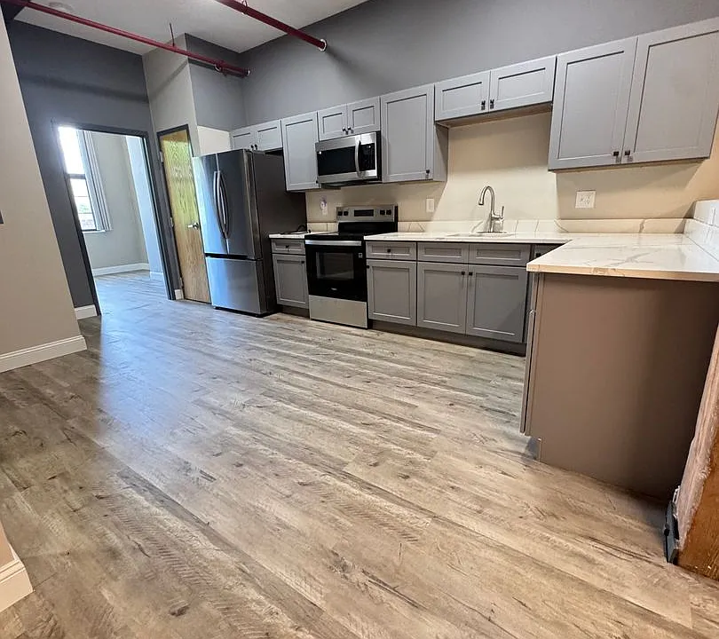 70 Webster St #208