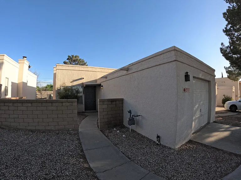 2717 Fairway Dr — Photo 2