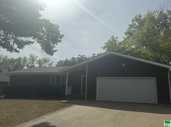 3243 Cheyenne Blvd, Sioux City, IA 51104