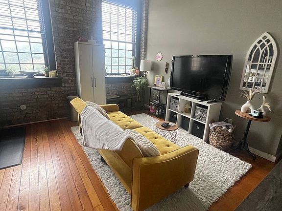 5th image of 926 Commerce St #203