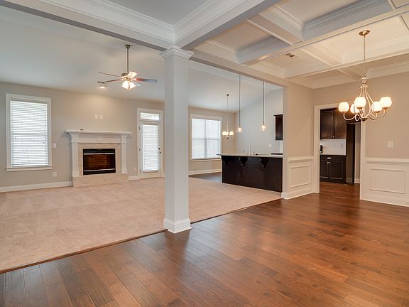 3rd image of 277 Tulip Dr