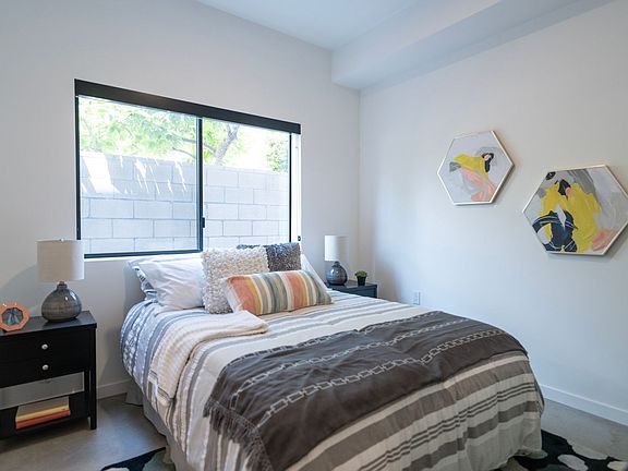 3rd image of 527 S Wilton Pl #10