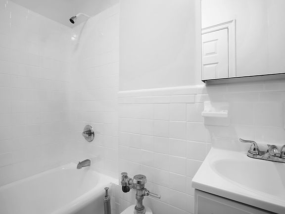 5th image of 208 W 23rd St APT 211