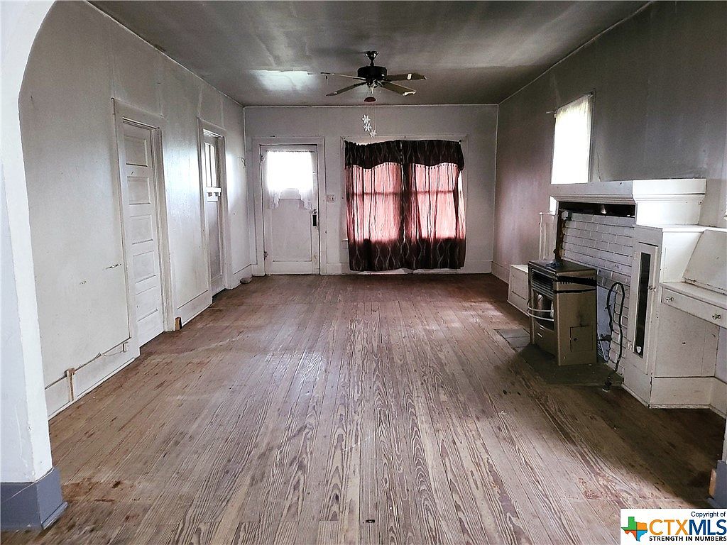 915 NE 3rd St, Waelder, TX 78959 Zillow