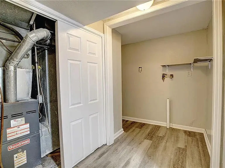 408 NE Lakeview Dr — Photo 23