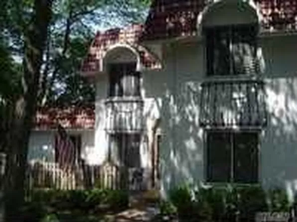 330 Clubhouse Ct, Coram, NY 11727