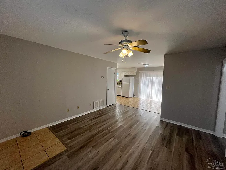 842 Amberway Dr — Photo 2