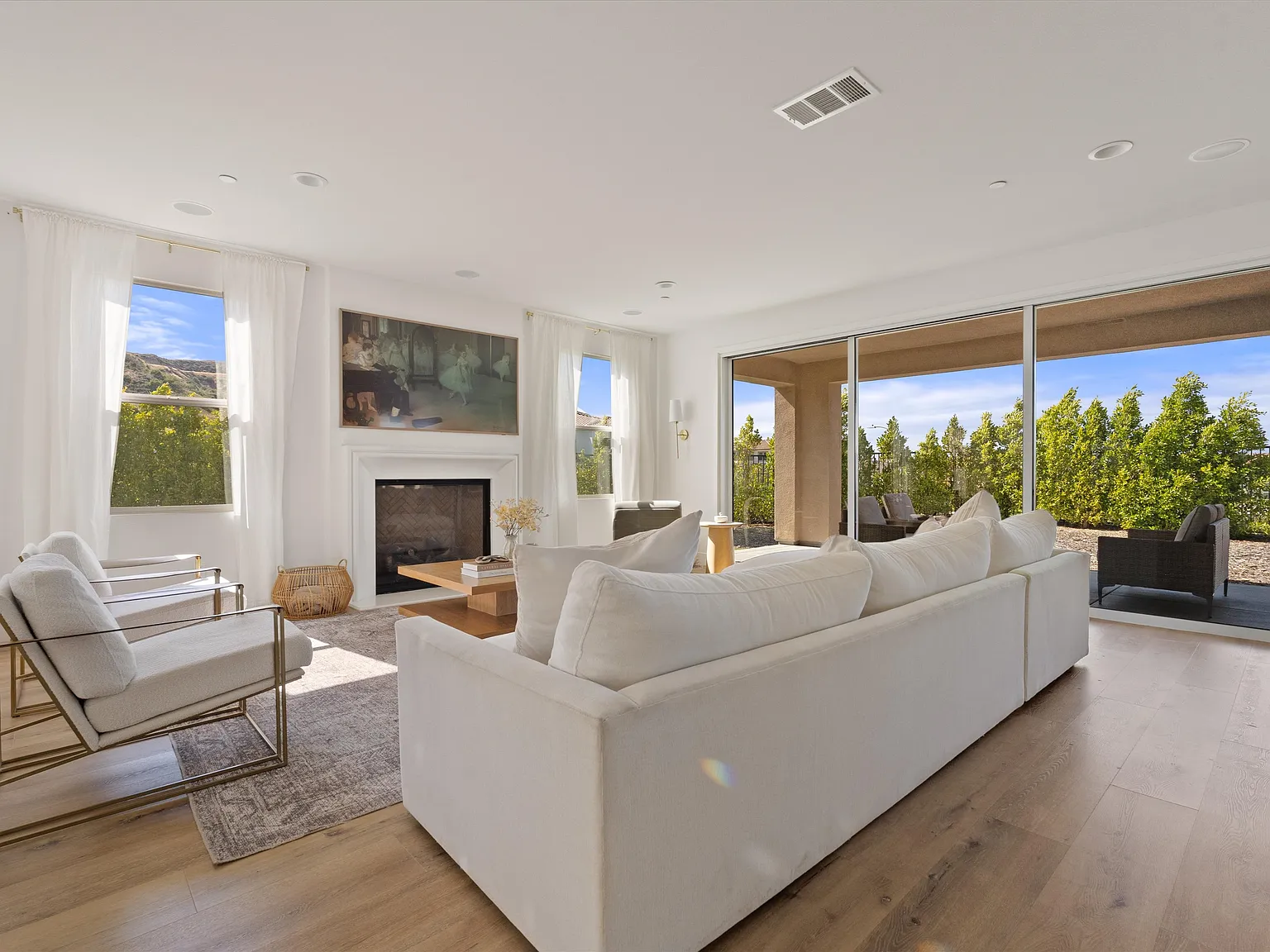 5 bed, 4.5 bath, 4000 sqft, $9,500 — Photo 3