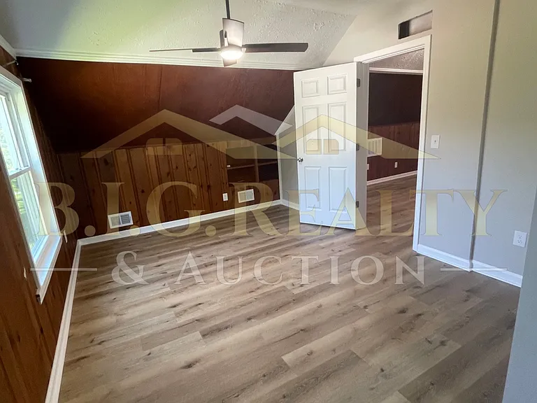 9718 Old Six Mile Ln — Photo 6
