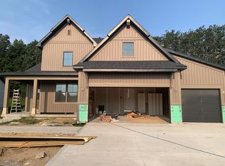 12573 Riverton Rd, Grand Haven, MI 49417