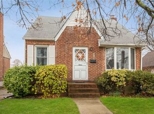 12 Laurel Pl, Valley Stream, NY 11580