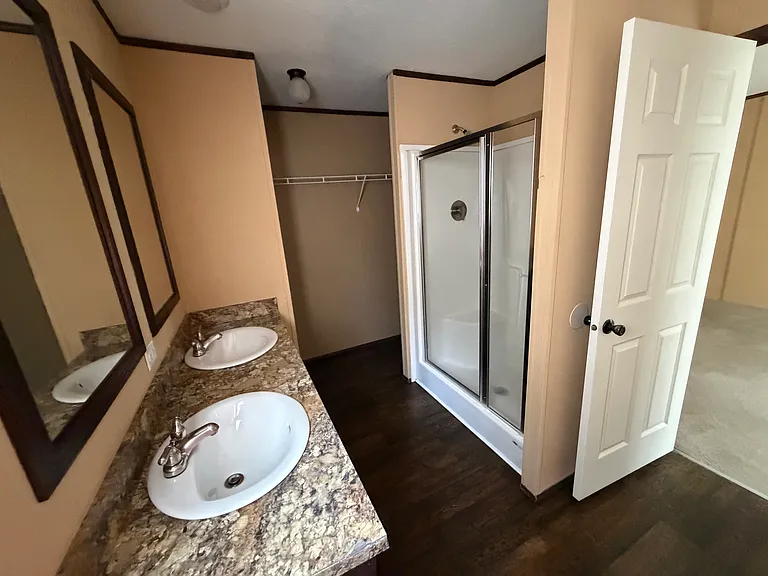 106 Kenwood Ave — Photo 9