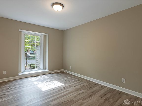 5th image of 23 Nicholson Ct