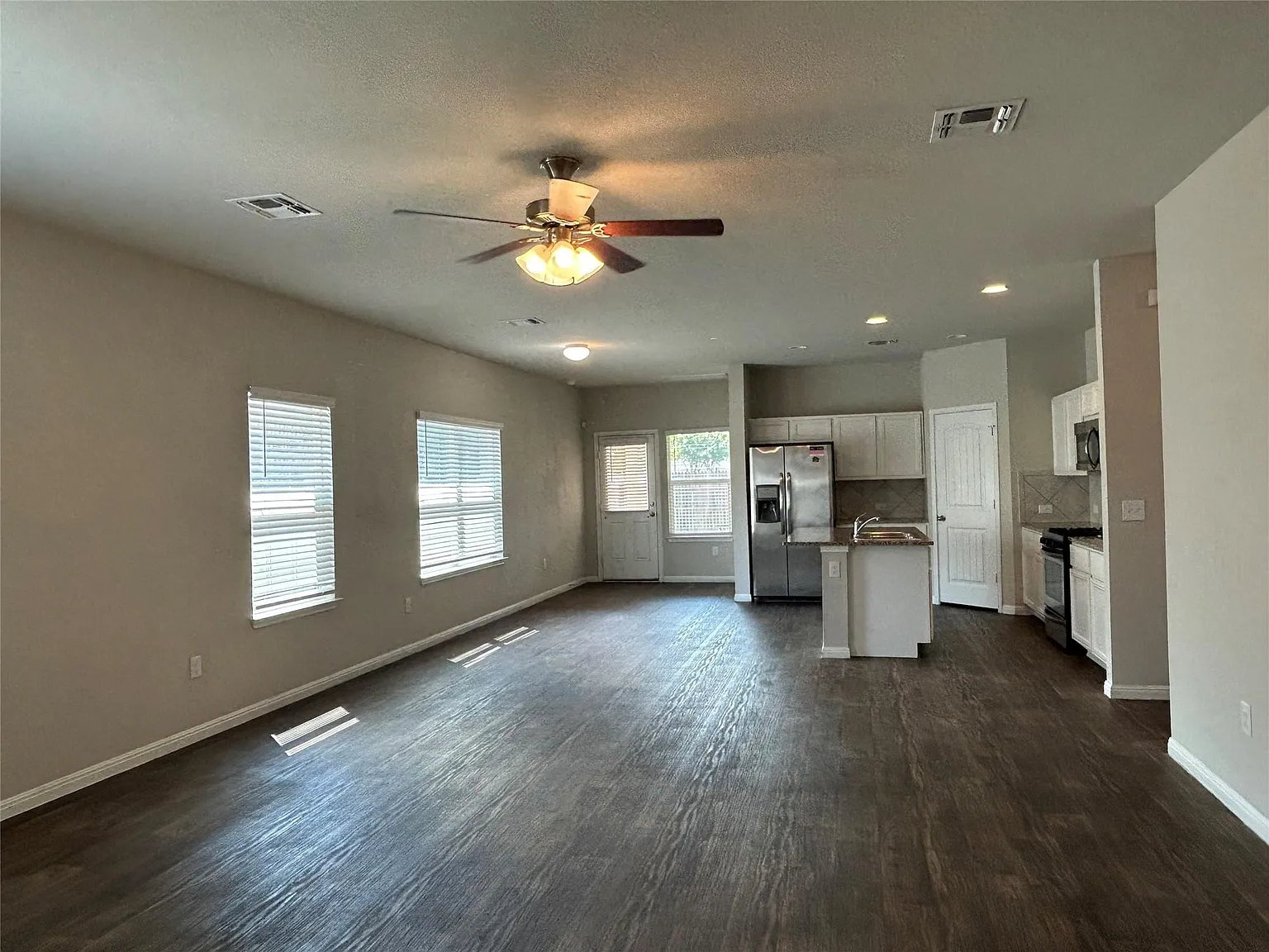 4 bed, 3.0 bath, 2313 sqft, $2,400 — Photo 3