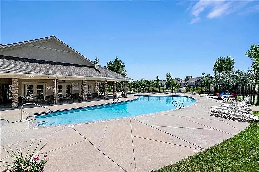 3 bed, 1356 sqft, $2,550 — Photo 2