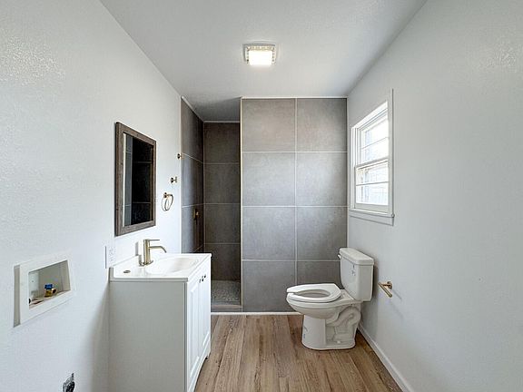 3rd image of 809 W 5th St