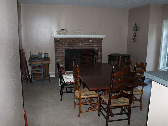 Dining room w/fireplace