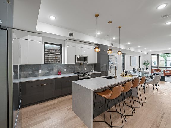 3rd image of 170 Lexington Ave
