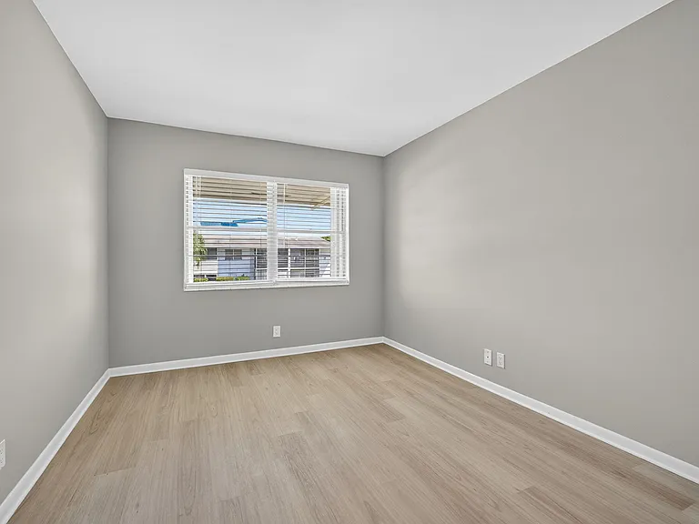 42 Easthampton B — Photo 22