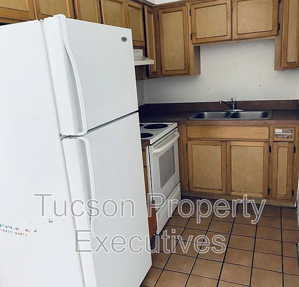 5756 S Park Ave — Photo 2