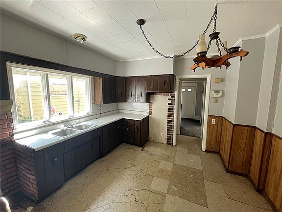 2nd image of 410 Emerson St