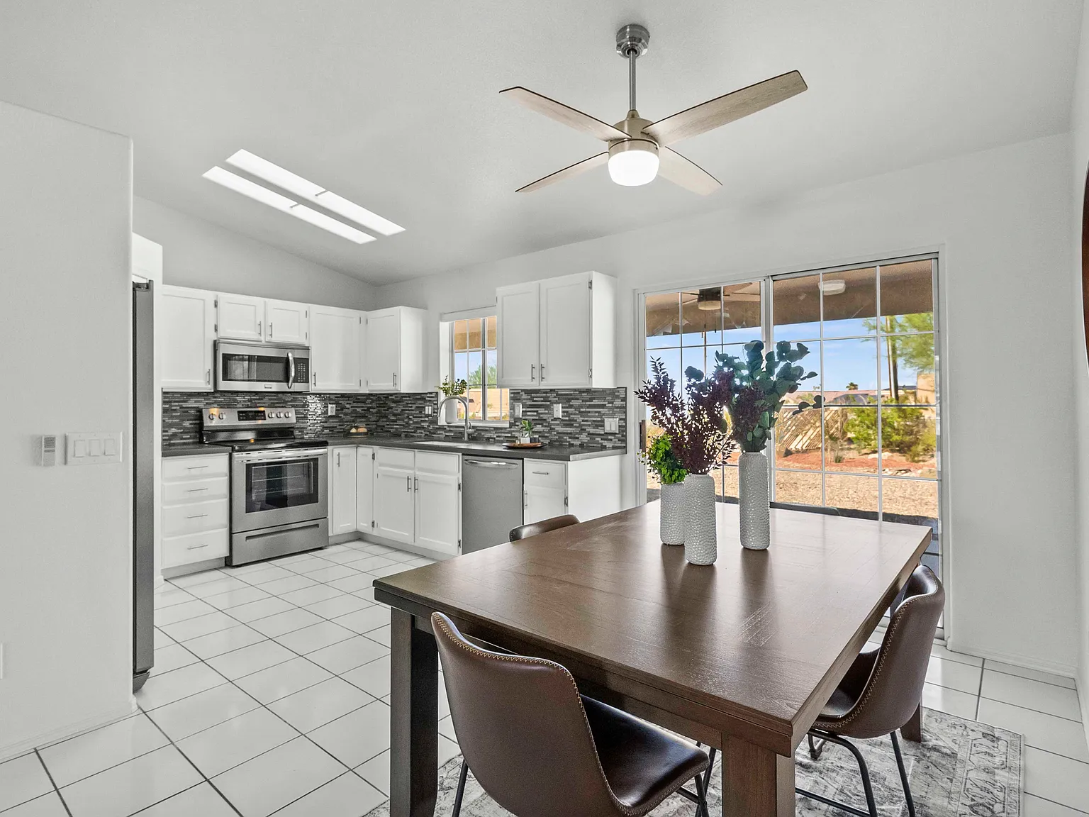 3 bed, 1312 sqft, $2,385 — Photo 4