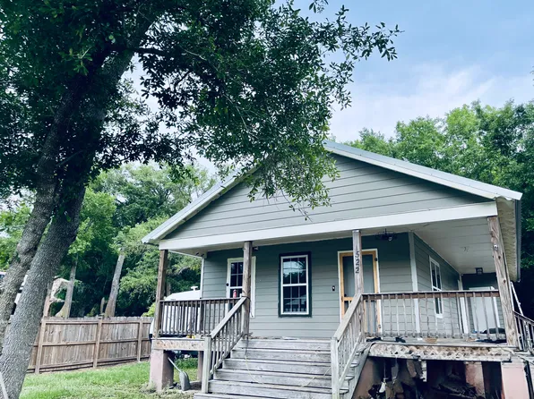 522 Meadow Ln, Waveland, MS 39576