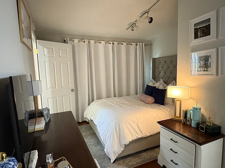 3rd Bedroom/Office with full bath: L Shape with room for Queen