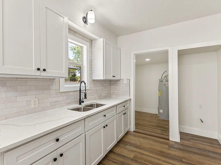 418 Lillian St — Photo 6