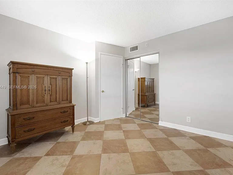 1000 NE 14th Ave #602 — Photo 15