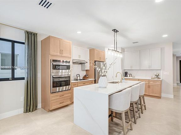 3rd image of 701 SW 17th St #701