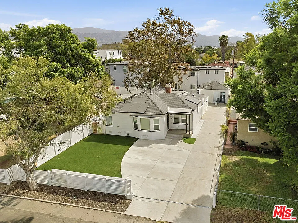 3 bed, 2.0 bath, 1074 sqft, $5,250 — Photo 1