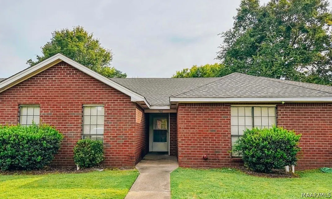 2 bed, 1.0 bath, 850 sqft, $995 — Photo 1
