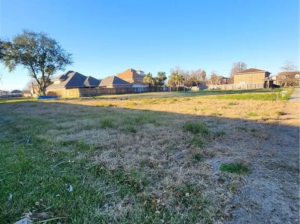 16 Queens Ct, Chalmette, LA 70043